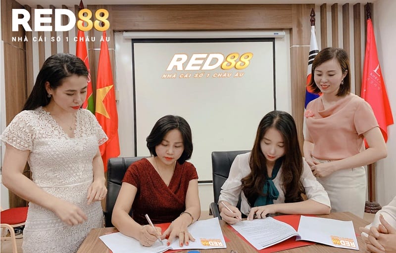 Khánh Huyền Red88 trong buổi lễ ký kết hợp đồng nàng thơ đại diện